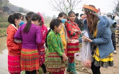 Thùy Tiên mặc lạnh giá, diện váy dân tộc chơi cùng em nhỏ vùng cao