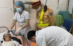 Tài xế bất tỉnh trong xe đỗ trên cao tốc được CSGT đưa đi cấp cứu kịp thời