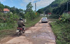 Quảng Ninh: Dân khốn khổ vì đường cứ mưa là phải đi thuyền