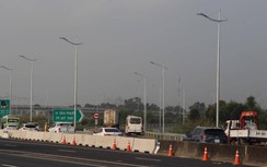 Nhiều lái xe lúng túng khi vào cao tốc Trung Lương - Mỹ Thuận