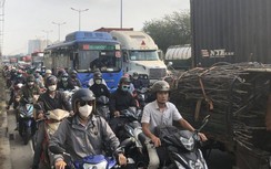 Xa lộ Hà Nội kẹt cứng những ngày cuối năm, xe máy, ô tô xếp hàng kéo dài