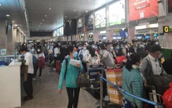 Khách đông nghẹt từ sáng sớm, Tân Sơn Nhất căng mình phục vụ
