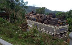 Xe tải đổ đèo Lò Xo lật nhiều vòng, tài xế thoát chết trong gang tấc
