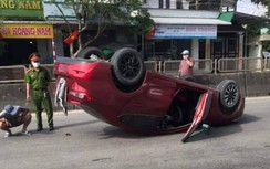 Tài xế buồn ngủ, ô tô lật ngửa nằm giữa QL1 qua Quảng Ngãi