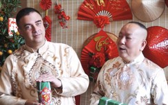 Đại sứ Israel hoá thân "tài xế", dạo phố phường, hát "Ngày Tết quê em"