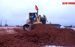 Video: Công nhân hối hả thi công xuyên Tết trên công trường cao tốc Bắc-Nam