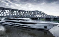 Xem siêu du thuyền lách qua kênh đào, gầm cầu ở khoảng cách sát sạt