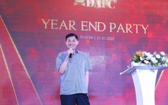 Johnathan Hạnh Nguyễn và con gái Tiên Nguyễn thưởng nóng cho nhân viên