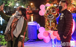 Không bắn pháo hoa, người Hà Nội vẫn xuống đường đón giao thừa đặc biệt