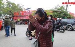 Video: Nhiều người Hà Nội vái vọng ngoài cửa đền, phủ trong sáng mùng 1 Tết