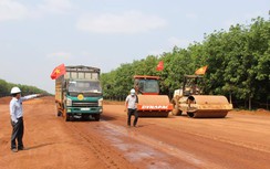 Những người lính giao thông làm việc xuyên Tết trên cao tốc Bắc - Nam