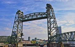 Hà Lan có thể dỡ một phần cây cầu lịch sử để du thuyền Jeff Bezos đi qua