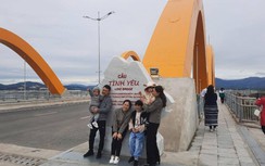 Cầu Tình yêu, hầm xuyên núi Quảng Ninh "đắt" khách "check in" dịp đầu năm