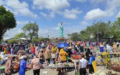 Du khách đổ về Quán Âm Phật đài cầu may đầu năm, CSGT căng mình giữ ATGT