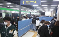 Tàu điện Cát Linh - Hà Đông chật kín khách trong ngày mùng 4 Tết