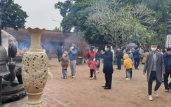 Đền Trần đông kín người dâng hương, xin lộc đầu năm