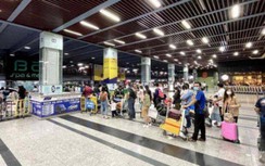 Khách đến Tân Sơn Nhất tăng, TP.HCM huy động tối đa taxi, thêm xe buýt