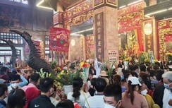 Hàng ngàn người chen chân tại miếu Bà Chúa xứ An Giang