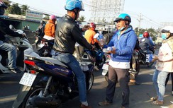 Phát hàng nghìn chai nước, khăn lạnh cho người từ quê lên TP.HCM