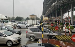 Hàng dài ô tô chờ qua trạm thu phí Pháp Vân - Cầu Giẽ chiều cuối nghỉ Tết