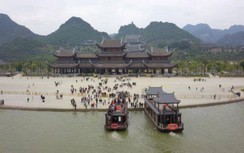 Hàng vạn du khách đổ về Tam Chúc, Bái Đính, phòng dịch thế nào?