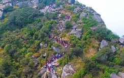 Du khách chen chân lên Yên Tử, về đền Cửa Ông cầu an, xin lộc đầu năm