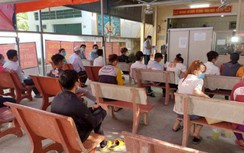 Người dân Sóc Trăng ùn ùn đi làm căn cước công dân, giấy tờ xe sau Tết