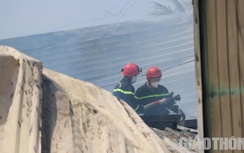 Cháy ngùn ngụt sau tiếng nổ lớn tại xưởng gỗ, mẹ ôm con mới sinh tháo chạy