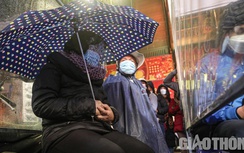 Dân "đội mưa rét", xếp hàng từ 3h sáng mua vàng ngày vía Thần Tài