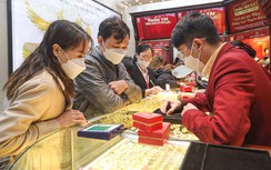 Đổ xô mua vàng, khách hàng thành “Thần Tài” của doanh nghiệp