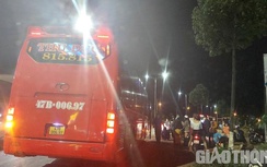Đắk Lắk: Xe khách giường nằm công khai lập bến cóc, xếp hàng bắt khách