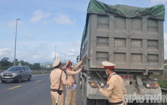 "Mặc áo" cho thành thùng cơi nới, tài xế vẫn bị CSGT phát hiện, xử nghiêm