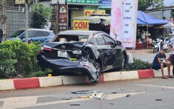 Xe tải bất ngờ “lùa” hai ô tô đang dừng chờ đèn đỏ ở Đắk Nông