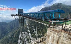 Vết nứt cầu kính Rồng Mây gây xôn xao: Chủ khu du lịch nói gì?