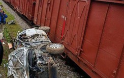 Băng qua đường sắt thiếu quan sát, tài xế trọng thương, ô tô biến dạng