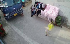 Video: Khoảnh khắc bé trai thoát nạn thần kỳ dưới gầm xe tải