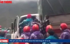 Nhóm phượt thủ đứng đường chụp ảnh, đánh hội đồng tài xế và vợ mang bầu