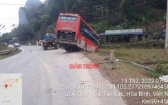 Một người đi xe máy tử vong sau va chạm xe khách ở Hòa Bình