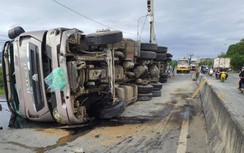 Xe container lật ngang trên QL1 Khánh Hòa