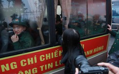Giây phút bịn rịn tiễn những tân binh Thủ đô lên đường nhập ngũ