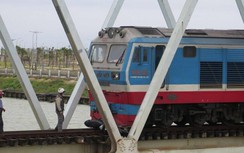 Kinh hoàng xe máy bị tàu hỏa kéo lê 100m khi băng qua đường sắt