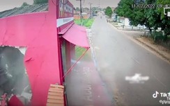 Video: Khoảnh khắc xe tải tuột dốc xuyên thủng ngôi nhà 2 mẹ con lánh nạn