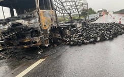 Xe tải chở hàng bốc cháy dữ dội rồi trơ khung trên cao tốc