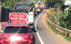 4 ô tô đâm liên hoàn rồi tông sập quán cà phê cạnh trạm thu phí ở Lâm Đồng