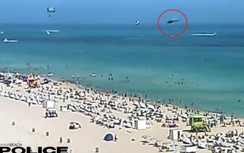 Video khoảnh khắc trực thăng gặp nạn, lao xuống sát bờ biển đông người