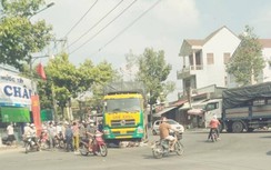 Xe tải ôm cua cán chết nam sinh viên ở Bình Dương