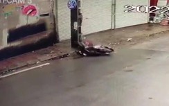 Video: Khoảnh khắc nam thanh niên phóng nhanh tông thẳng cột điện