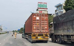 CSGT gọi loa, hàng loạt tài xế chạy từ quán cơm ven đường ra chịu phạt