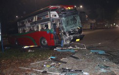Tai nạn ở Bình Dương: Hai xe khách văng xa, hai tài xế trọng thương