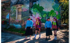 Ngẩn ngơ với đường hoa, làng bích họa như mơ nơi biên cương Đông Bắc